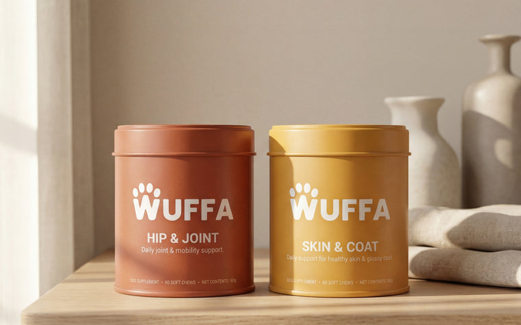 Wuffa Hip & Joint i terrakottafärgad burk och Skin & Coat i gul burk, sida vid sida på en trähylla.
