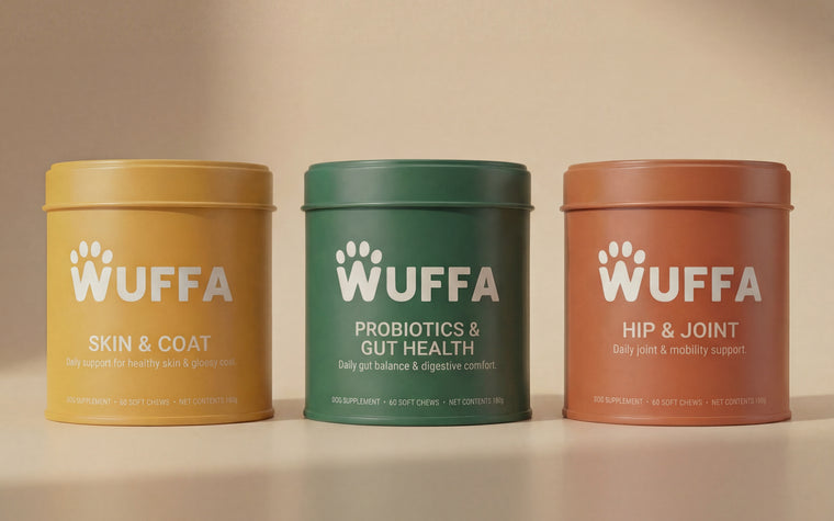 Wuffa Skin & Coat, Probiotics & Gut Health och Hip & Joint, alla tre burkarna på rad mot beige bakgrund.