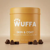 Wuffa Skin & Coat, gyllene burk med tuggisar framfor, mot beige bakgrund.
