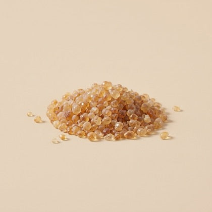 Gummi arabicum, bärnstensfärgade korn