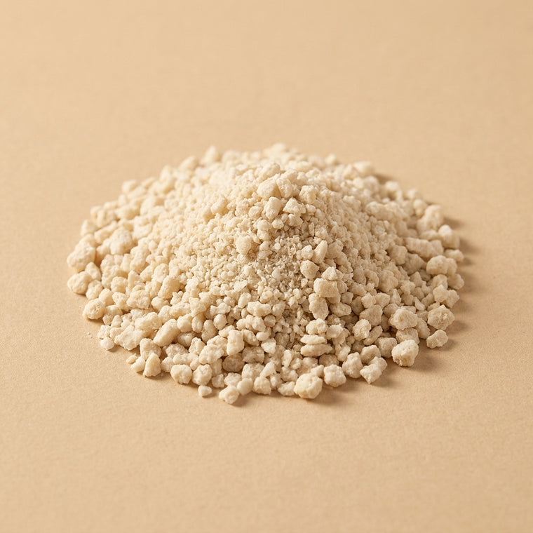 Hydrolyserat kollagen, en hog gradvita grova granuler pa beige bakgrund.