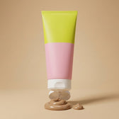 Omarkt tub i limegront och rosa med beige pasta utpressad framfor.